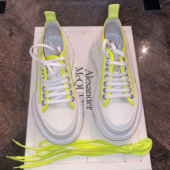 Alexander McQueen
Tread Slick Canvas Sneaker, Size 37.5, made in Italy - Picture 6 of 9